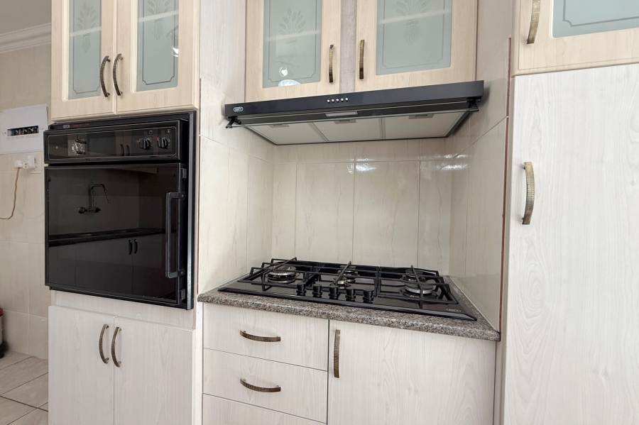 To Let 2 Bedroom Property for Rent in Oakglen Western Cape